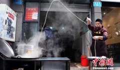 重庆小面上演绝活真功夫 一碗只有一根面 重庆小面上演绝活真功夫 一碗只有一根面